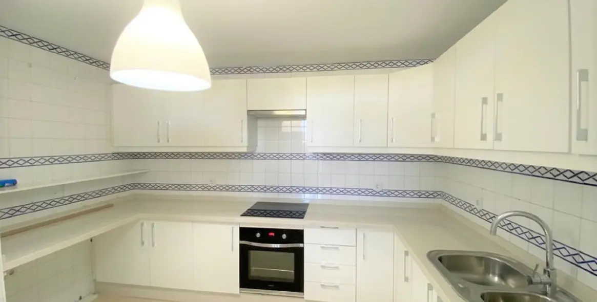 Venta de apartamento en planta media en Guadalmina Alta 12