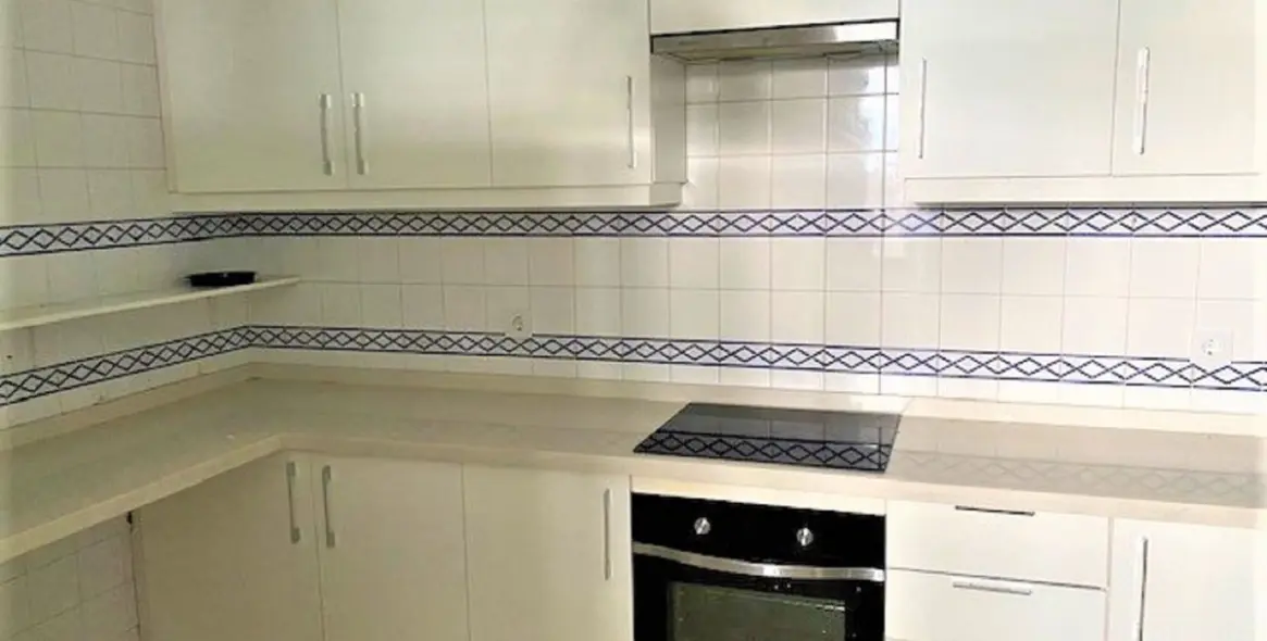 Venta de apartamento en planta media en Guadalmina Alta 13