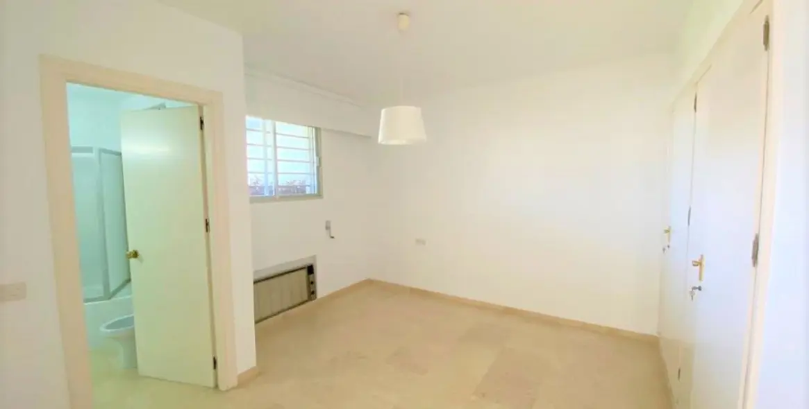 Venta de apartamento en planta media en Guadalmina Alta 15