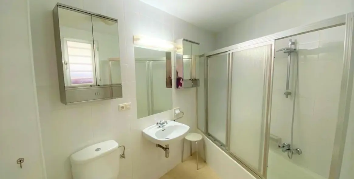 Venta de apartamento en planta media en Guadalmina Alta 16