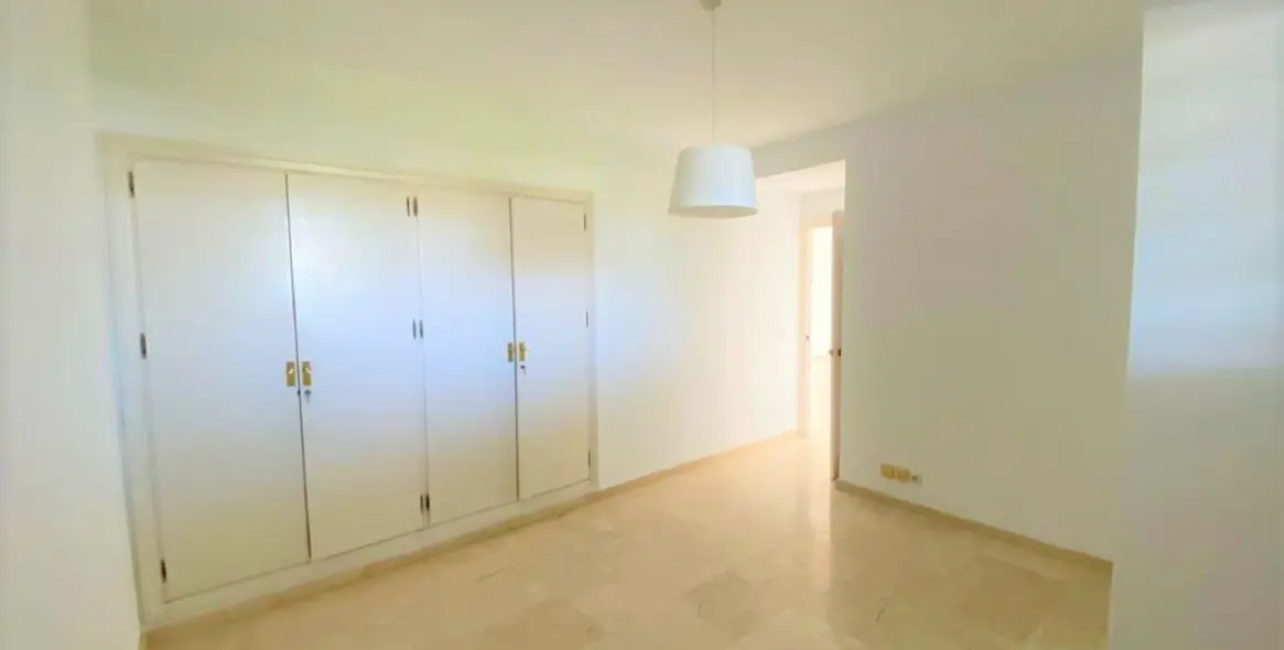 Venta de apartamento en planta media en Guadalmina Alta 17