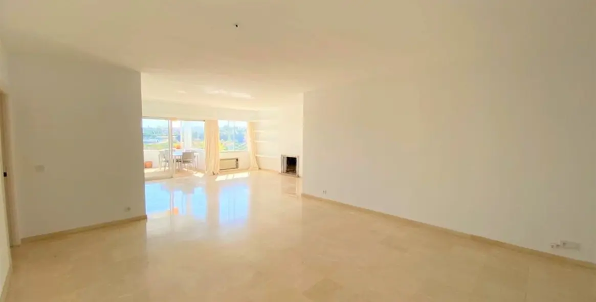 Venta de apartamento en planta media en Guadalmina Alta 18