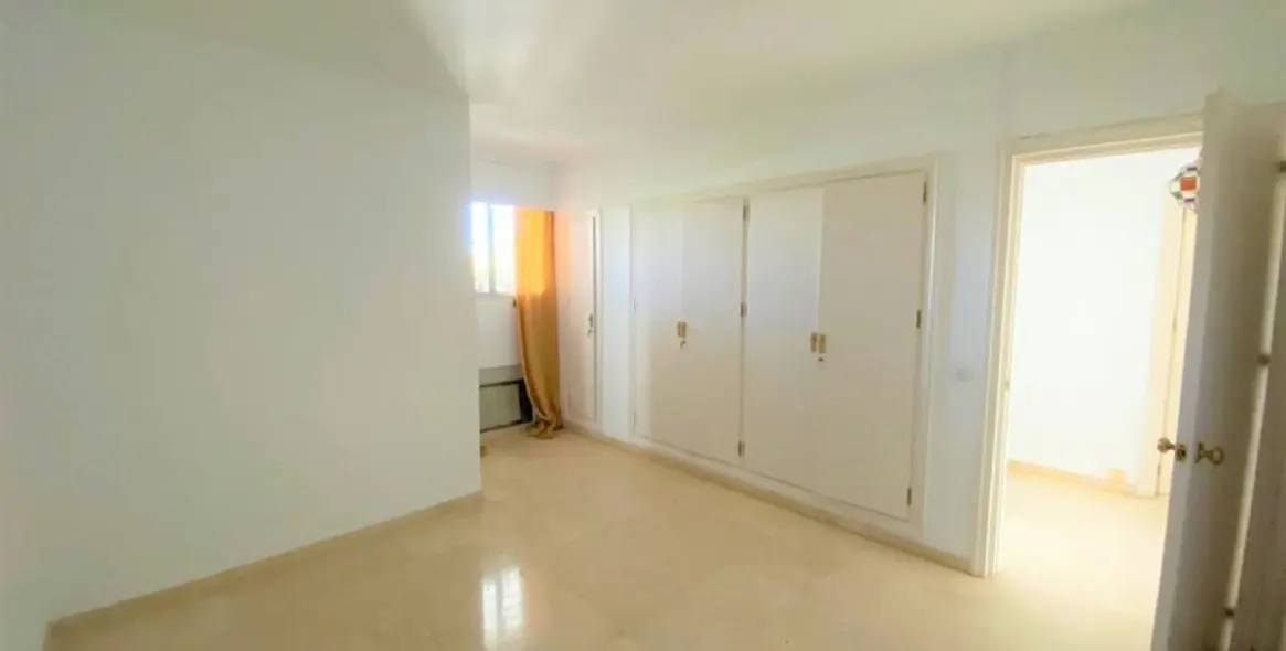 Venta de apartamento en planta media en Guadalmina Alta 19