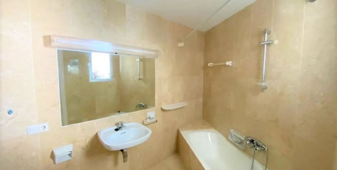 Venta de apartamento en planta media en Guadalmina Alta 20