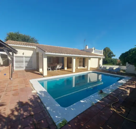 Продажа  отдельно стоящей виллы в Manilva