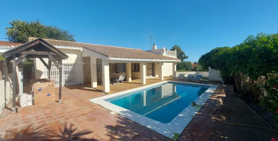 Продажа  отдельно стоящей виллы в Manilva 3