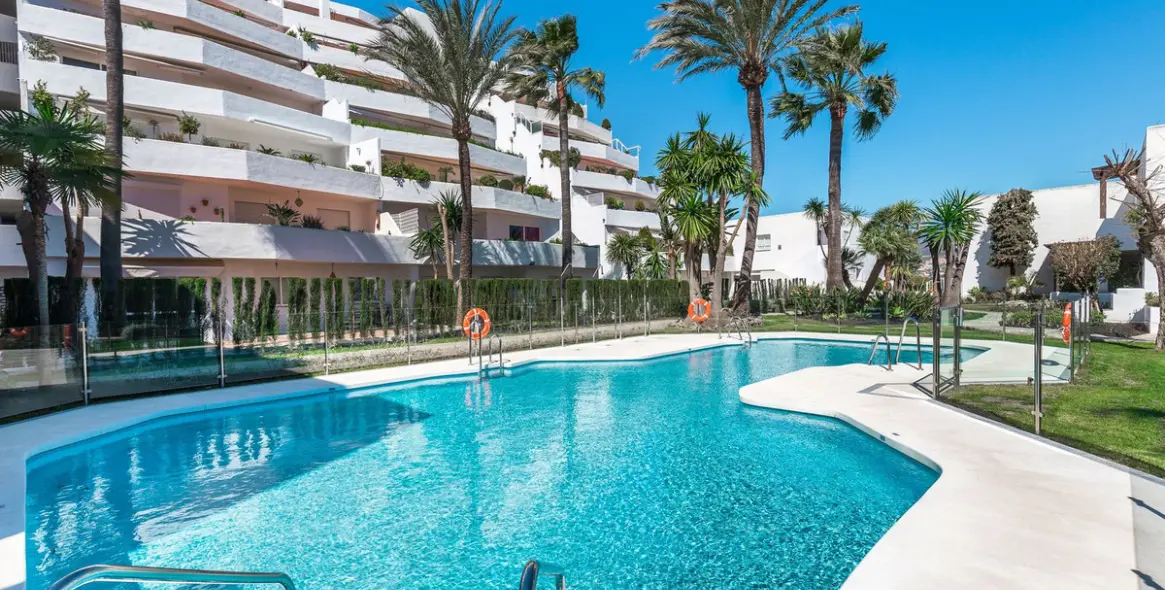 Sale of middle floor apartment in Nueva Andalucía 3