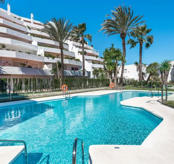 Sale of middle floor apartment in Nueva Andalucía