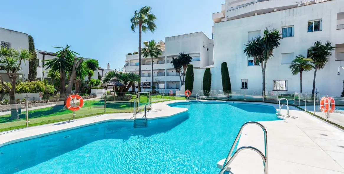 Sale of middle floor apartment in Nueva Andalucía 13