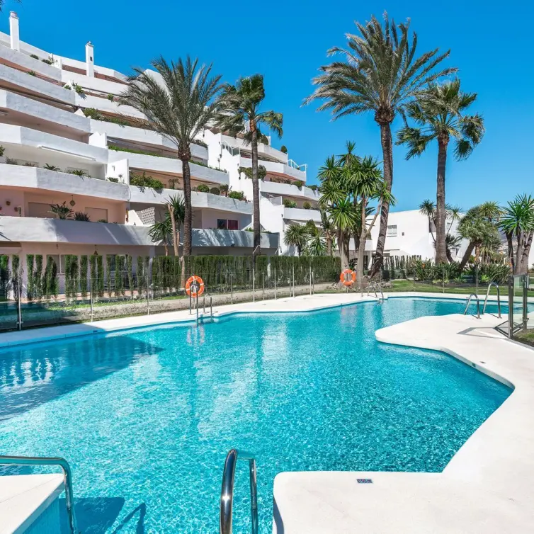 Venta de apartamento en planta media en Nueva Andalucía