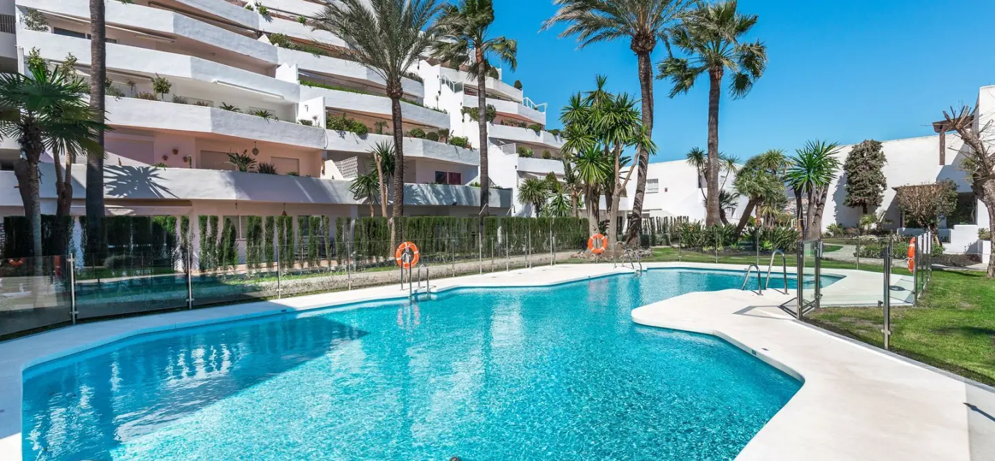 Venta de apartamento en planta media en Nueva Andalucía 2