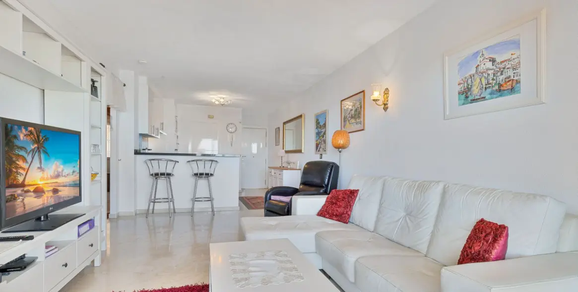 Sale of middle floor apartment in Fuengirola 7