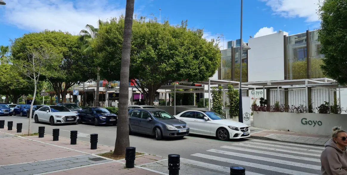 Long-term rent of office in Puerto Banús 10
