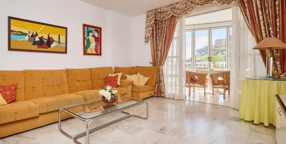 Sale of middle floor apartment in Fuengirola 11