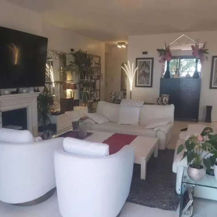 Продажа апартаментов на среднем этаже в Marbella