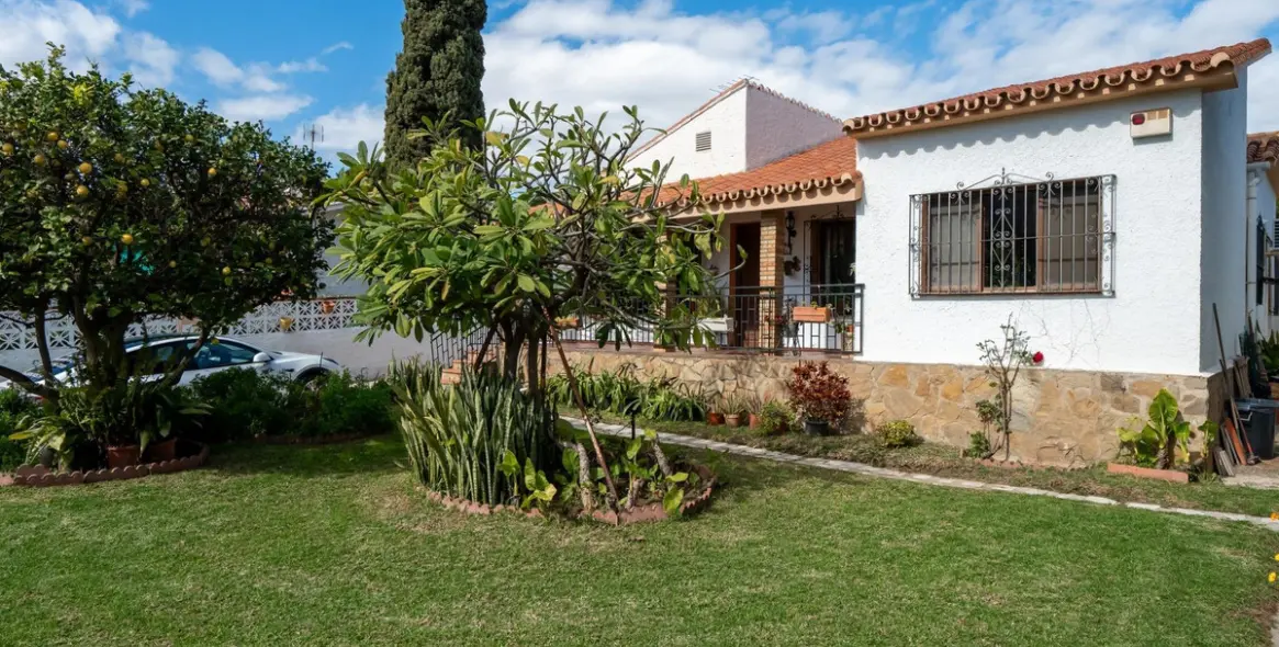 Sale of detached villa in Arroyo de la Miel 2