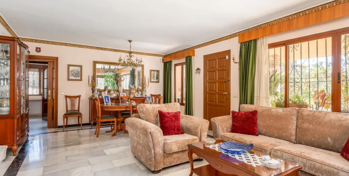 Sale of detached villa in Arroyo de la Miel 3