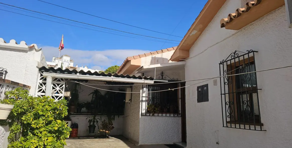 Sale of detached villa in Arroyo de la Miel 15