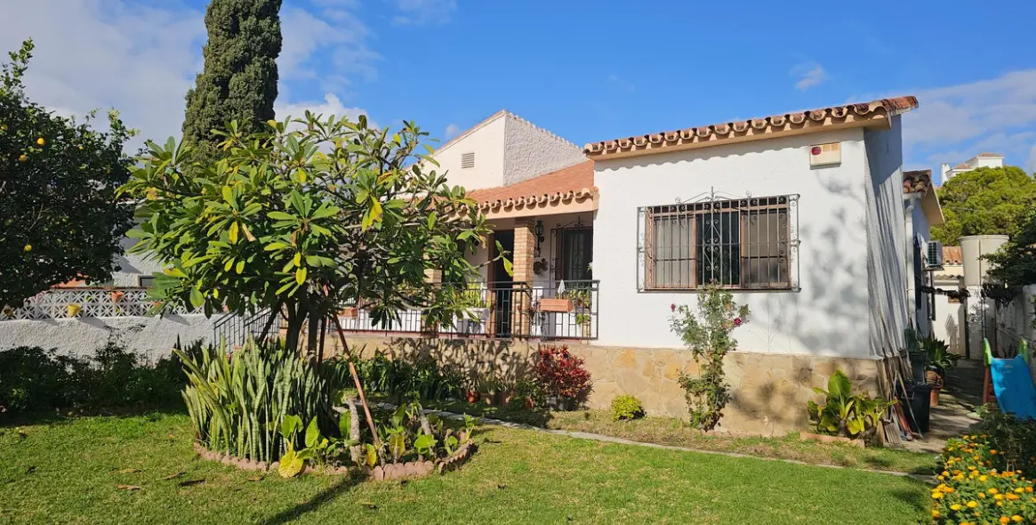 Sale of detached villa in Arroyo de la Miel 16