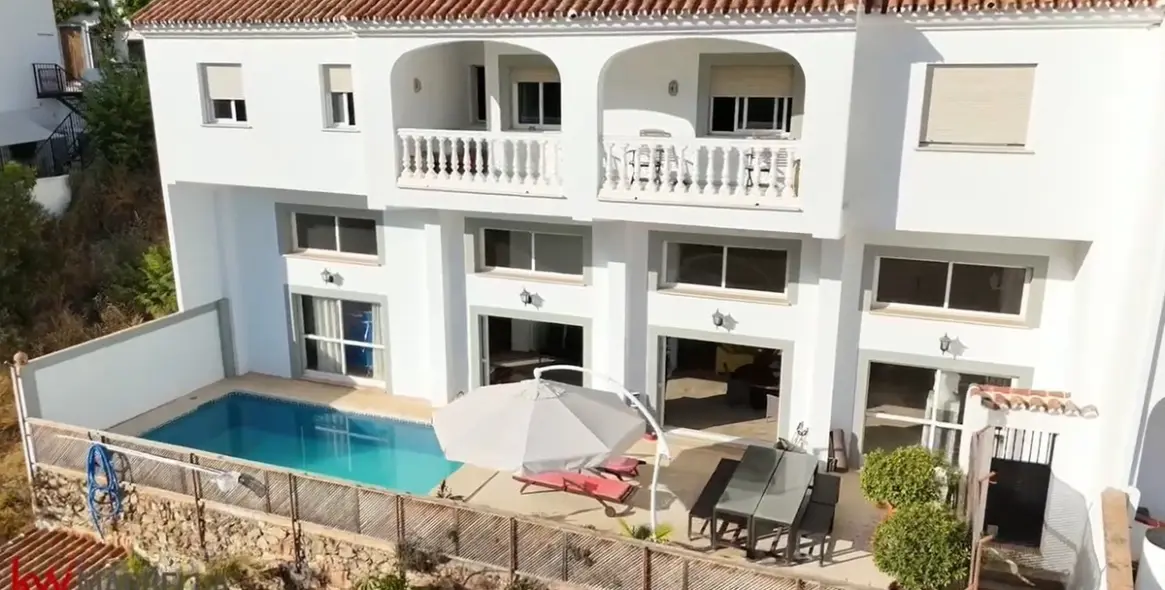 Venta de villa independiente en Ojen pueblo 1