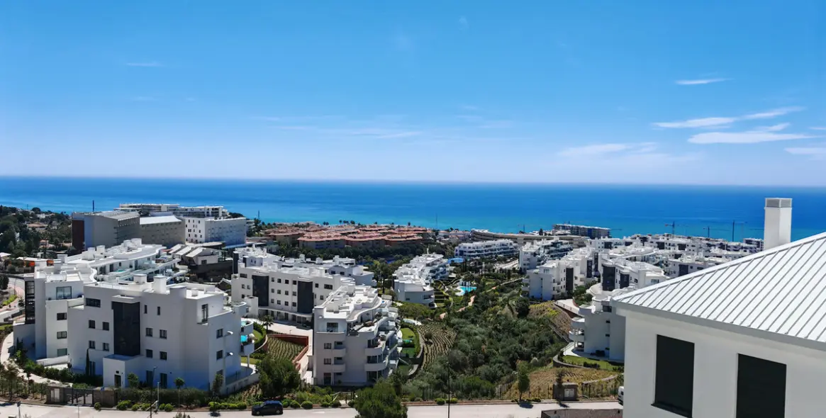 Sale of middle floor apartment in Fuengirola 1