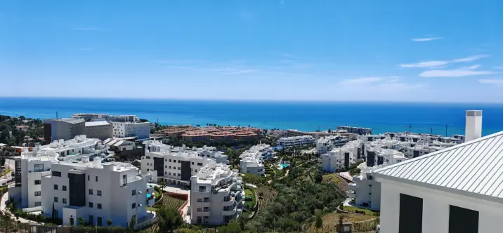 Sale of middle floor apartment in Fuengirola 0