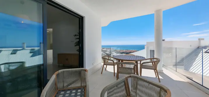 Sale of middle floor apartment in Fuengirola 1