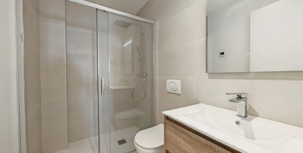 Sale of middle floor apartment in Fuengirola 11