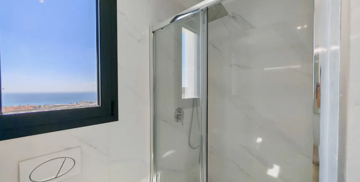 Sale of middle floor apartment in Fuengirola 14