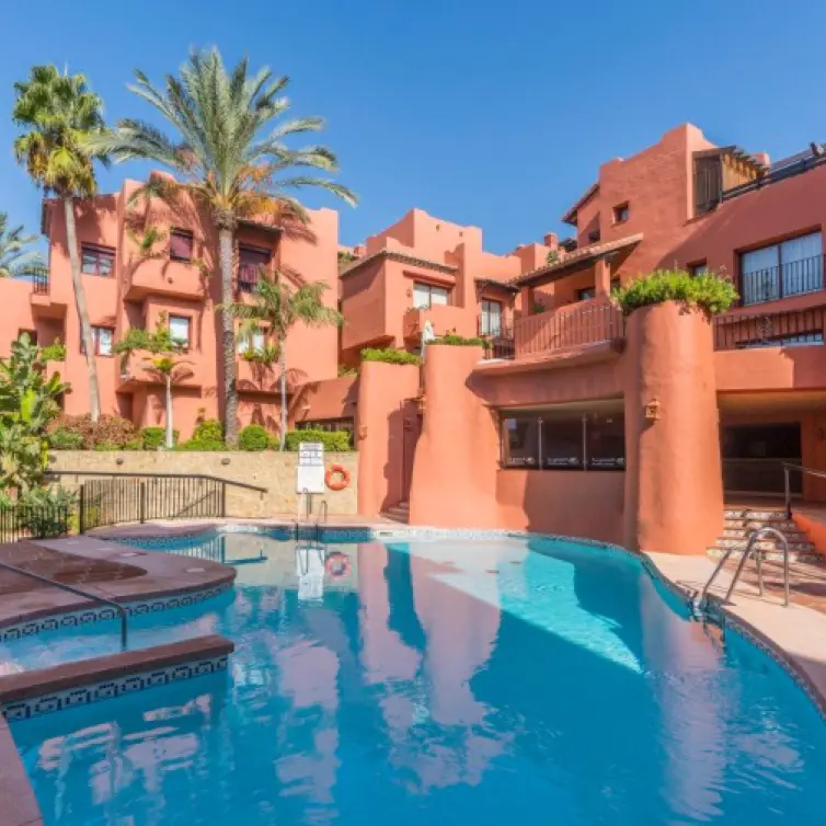 Продажа апартаментов на среднем этаже в Elviria