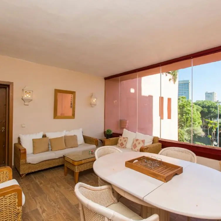 Продажа апартаментов на среднем этаже в Elviria
