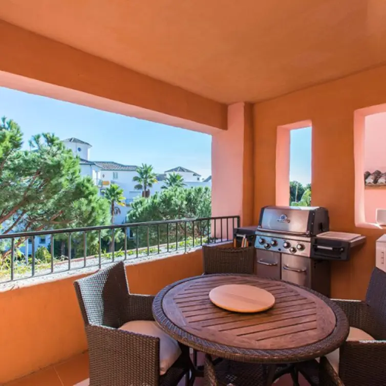 Продажа апартаментов на среднем этаже в Elviria