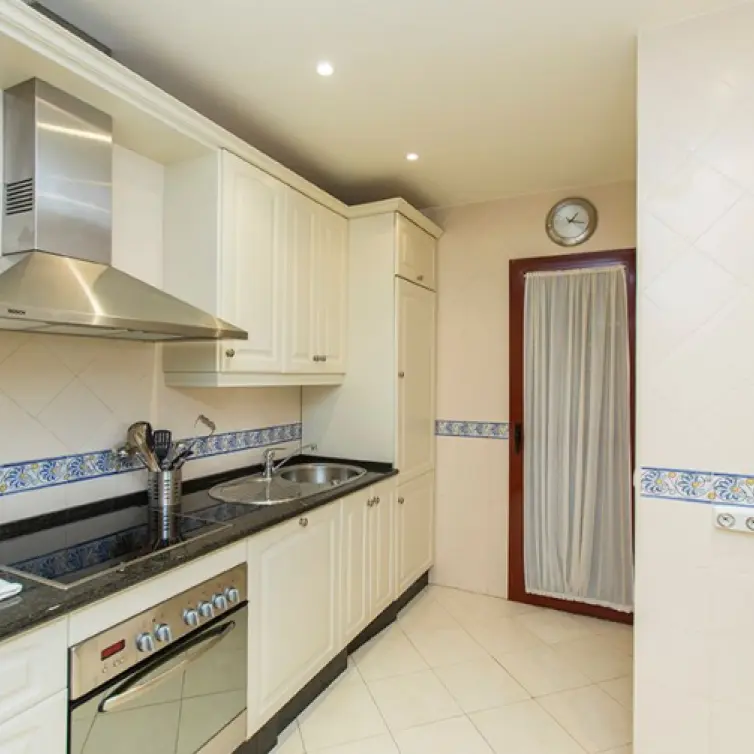 Продажа апартаментов на среднем этаже в Elviria