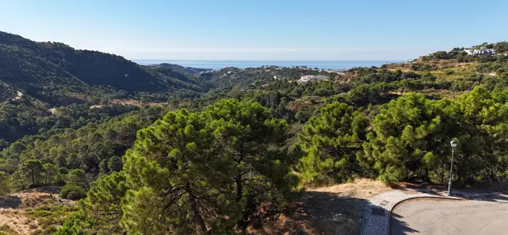 Sale of residential plot in Benahavís 3