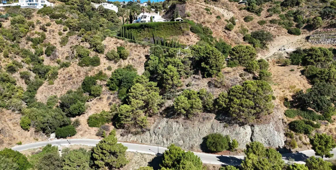 Sale of residential plot in Benahavís 10