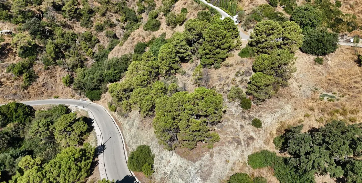 Sale of residential plot in Benahavís 11