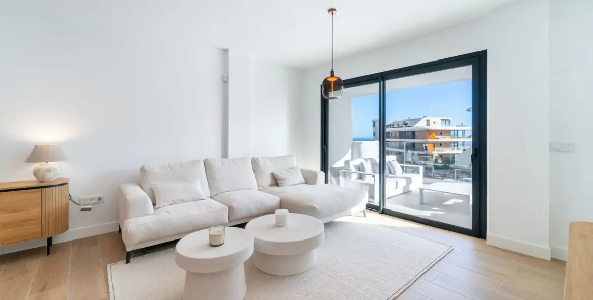 Sale of middle floor apartment in Fuengirola 1