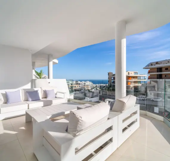 Sale of middle floor apartment in Fuengirola