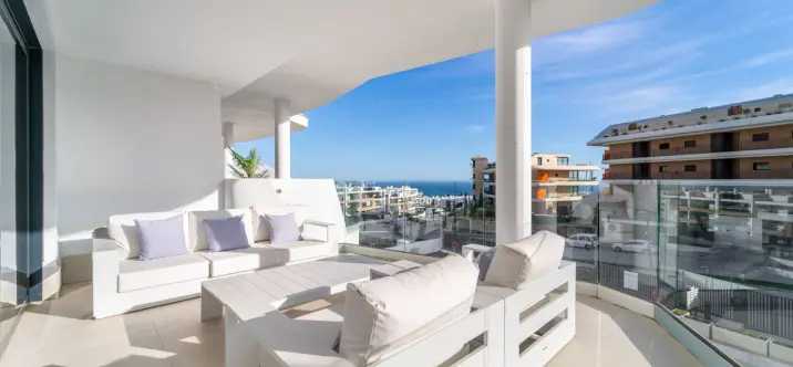 Sale of middle floor apartment in Fuengirola 2