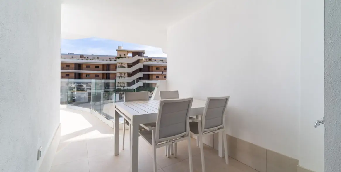 Sale of middle floor apartment in Fuengirola 10