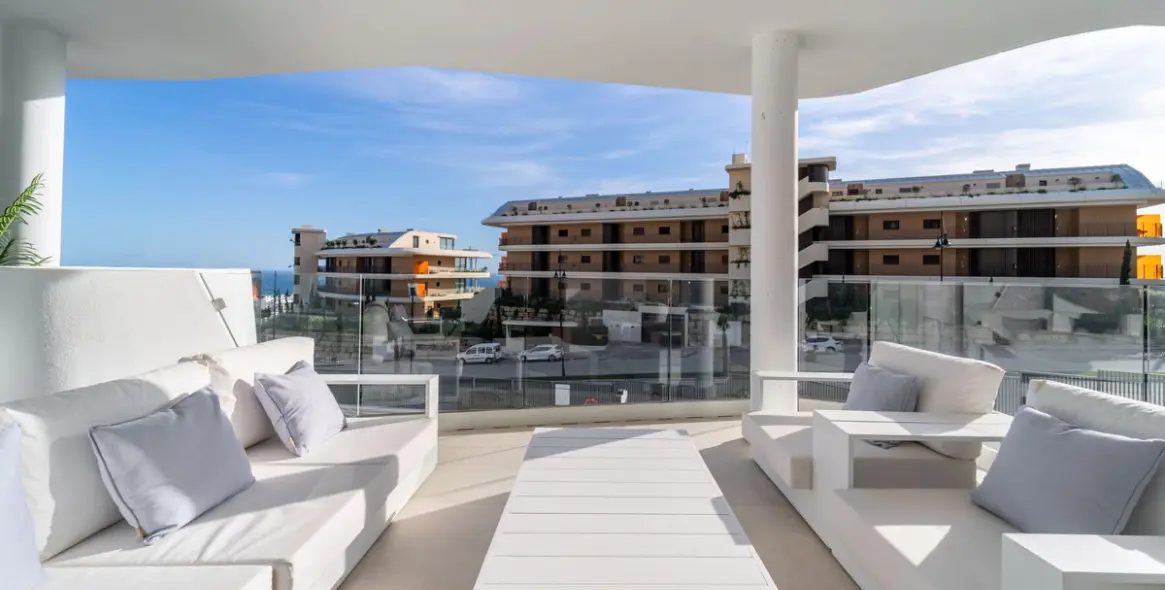 Sale of middle floor apartment in Fuengirola 11