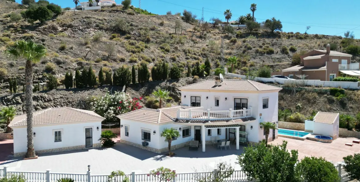 Продажа  отдельно стоящей виллы в Arenas 1