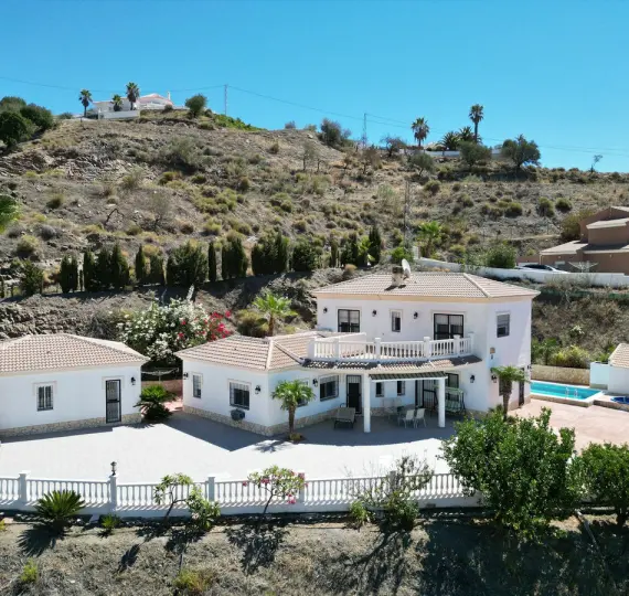 Продажа  отдельно стоящей виллы в Arenas