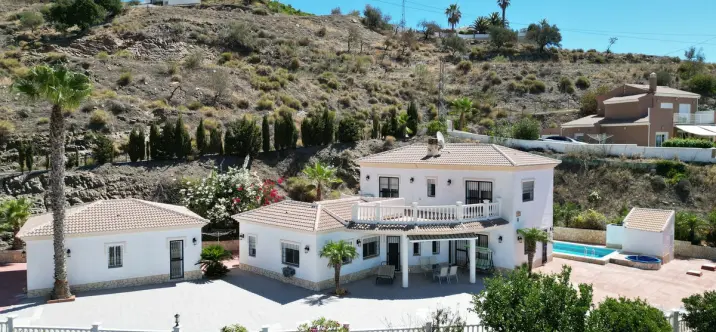 Продажа  отдельно стоящей виллы в Arenas 0