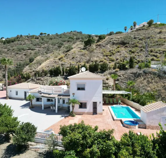 Продажа  отдельно стоящей виллы в Arenas