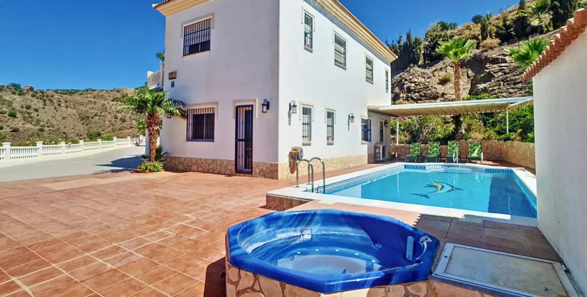 Продажа  отдельно стоящей виллы в Arenas 3