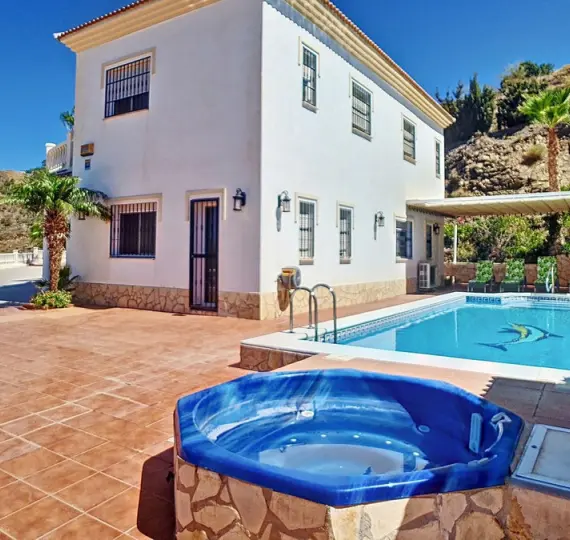 Продажа  отдельно стоящей виллы в Arenas