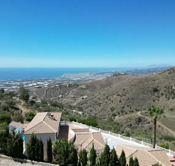 Продажа  отдельно стоящей виллы в Arenas