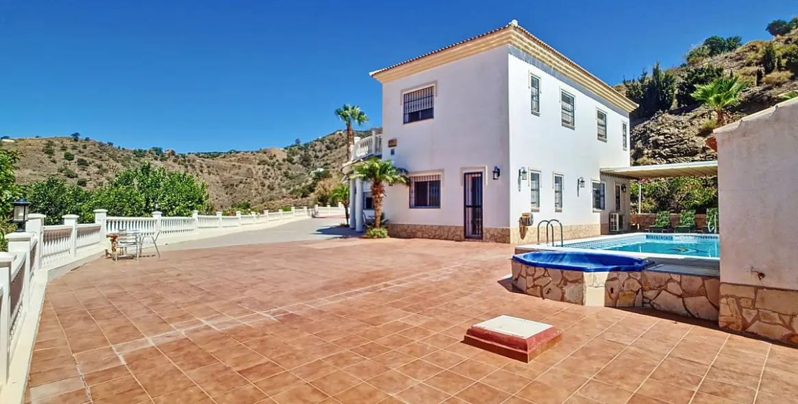 Продажа  отдельно стоящей виллы в Arenas 6