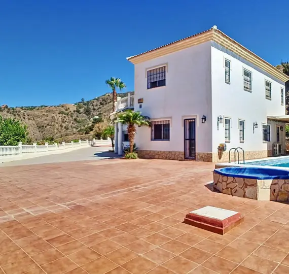 Продажа  отдельно стоящей виллы в Arenas